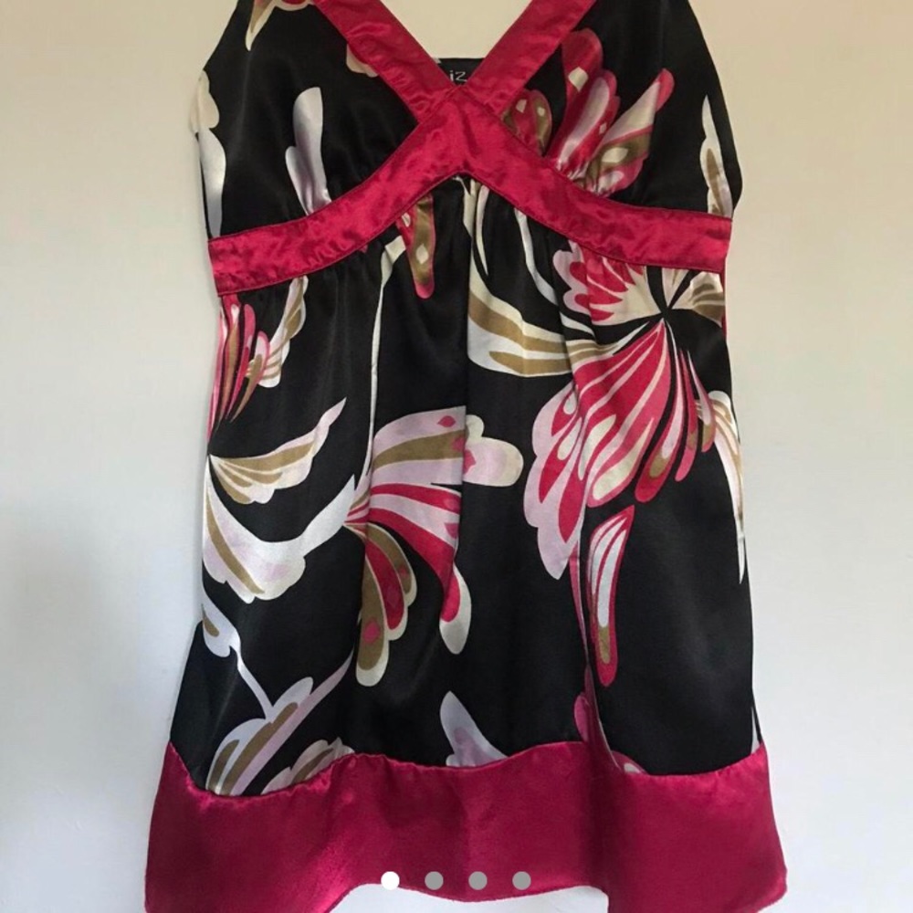Beautiful red and black floral satin flowy tie in the back sexy fit